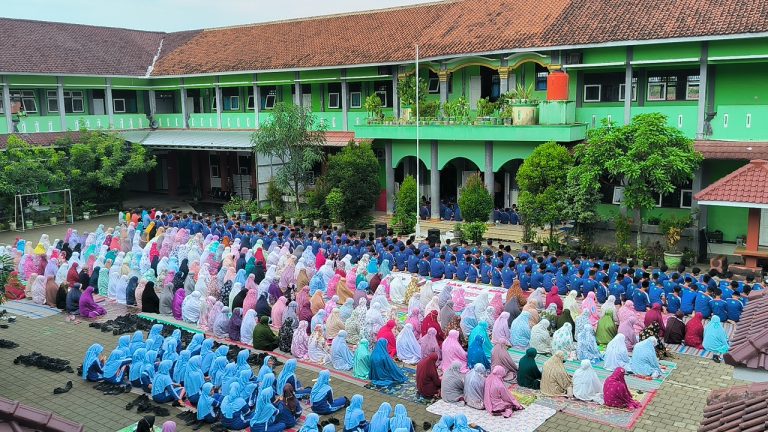 01-aksi-kita-Membangun-Karakter-Disiplin-Siswa-Dengan-Pembiasaan-Shalat-Dhuha-Berjamaah-di-SMP-Negeri-1-Maos-2